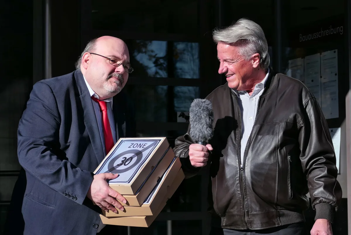 Übergabe von Unterschriften der Volksinitiative «Mitbestimmen bei Temporeduktionen».
